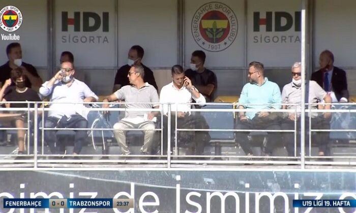 Ali Koç, Sırp menajer ile birlikte maçı takip ediyor