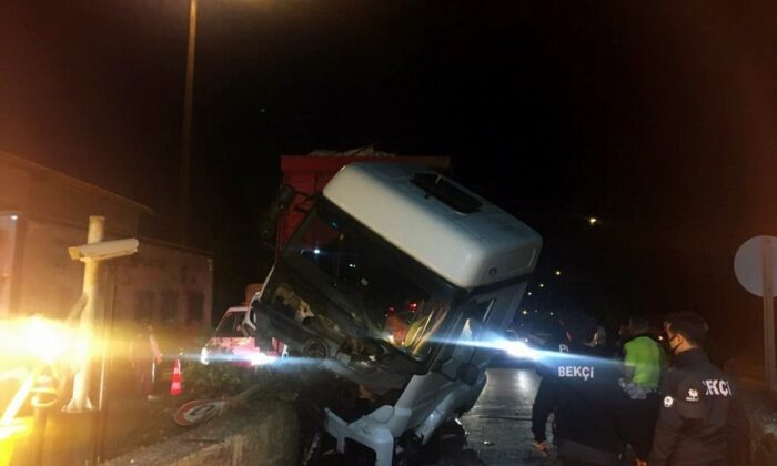 Alkollü kamyon sürücüsü otoyol gişelerindeki beton bariyere çarptı, araç hurdaya döndü