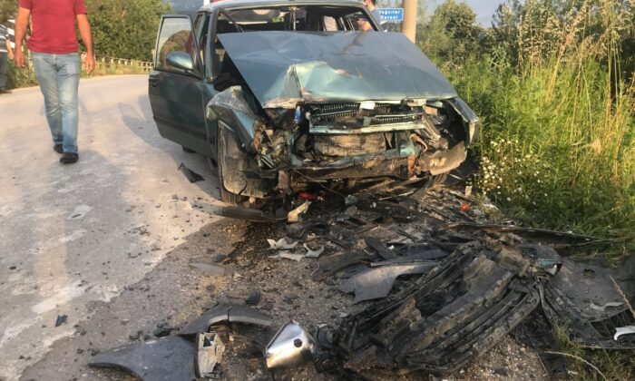 Alkollü sürücü hatalı sollama yaptı, iki otomobil çarpıştı: 4 yaralı