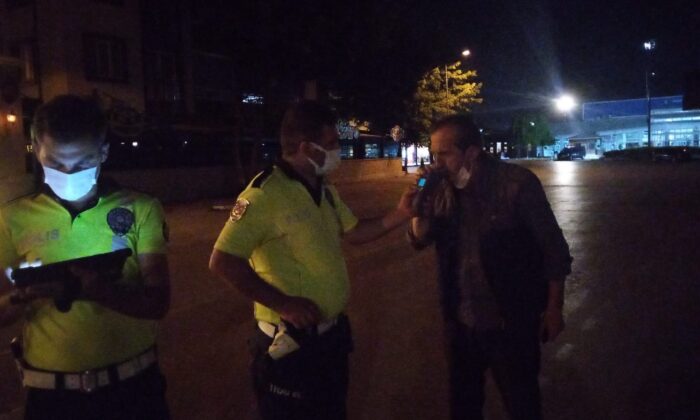 Alkollü sürücüden güldüren tehdit: “Ben sizin komiseri arayayım”