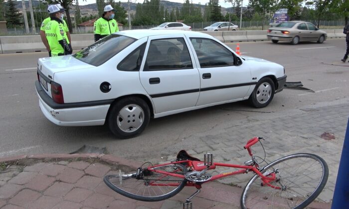 Alkollü sürücünün çarptığı 2 bisikletli yaralandı