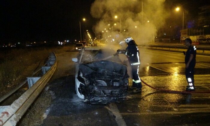 Alkollü sürücünün patlak lastikle kullandığı otomobil alev alev yandı
