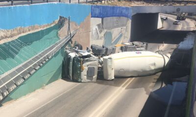 Alt geçitte beton mikseri devrildi, sürücü yaralandı