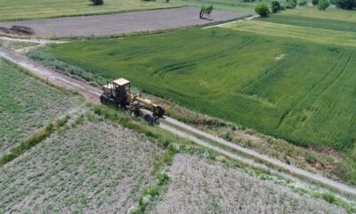 Altıeylül’de tarla yollarının bakımı yapılıyor