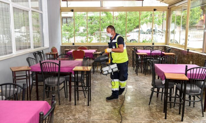 Altındağ’da işletmeler dezenfekte ediliyor