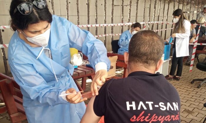 Altınova Tersanelerde işçiler aşılandı