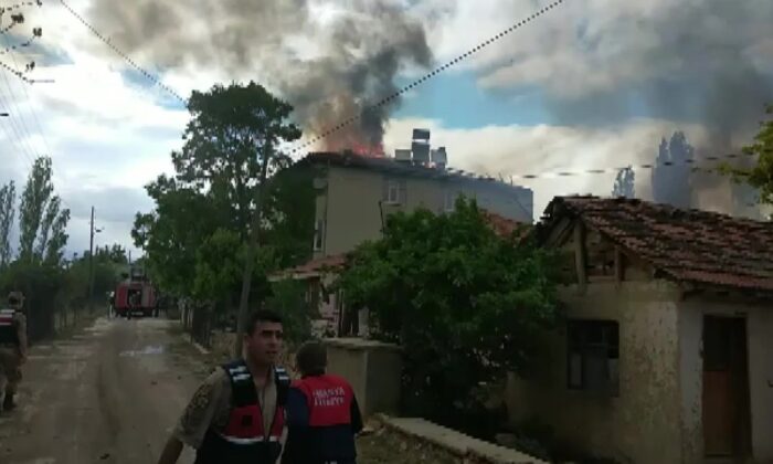 Amasya’da 3 katlı evde korkutan yangın