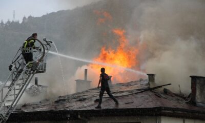 Amasya’da 4 katlı binanın çatısı alev alev yandı