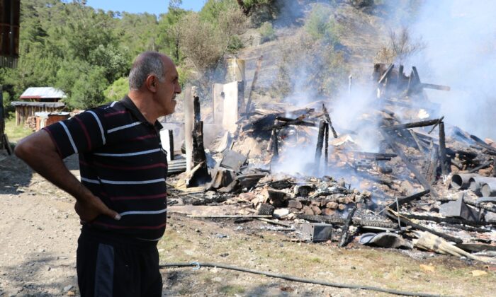 Amasya’da bir ev yanarak kül oldu