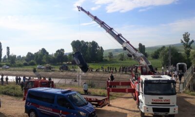 Amasya’da otomobil su kanalına düştü: Ekipler arama yapıyor