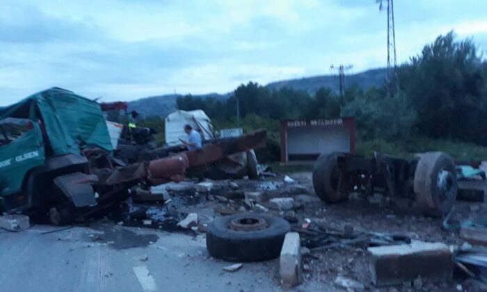 Amasya’da tır devrildi: 1 yaralı