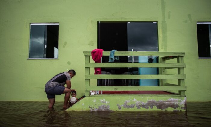 Amazon ormanlarının etrafındaki nehirlerin su seviyesinde rekor artış