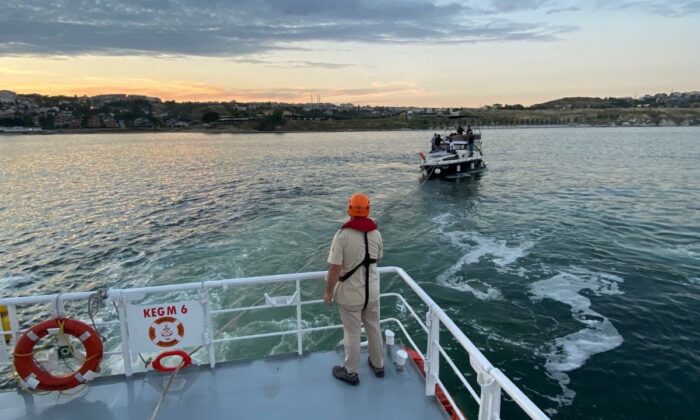 Ambarlı önlerinde sürüklenen tekne Kıyı Emniyeti tarafından kurtarıldı
