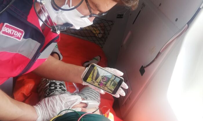 Ambulans helikopterdeki çocuk hastaya iyi hissetmesi için çizgi film izlettirildi
