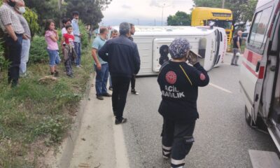 Ambulans kavşakta otomobille çarpıştı: 4 yaralı