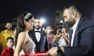 Amca istedi, Başkan Yılmaz gelinin kuşağını bağladı