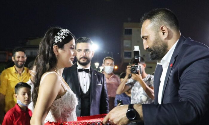 Amca istedi, Başkan Yılmaz gelinin kuşağını bağladı