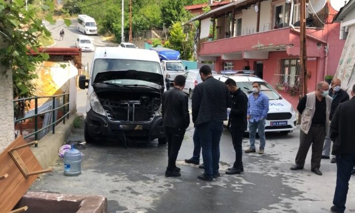 Amcasının minibüsünü kundakladı