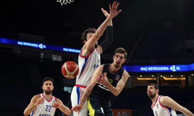 Anadolu Efes seride 1-0 öne geçti