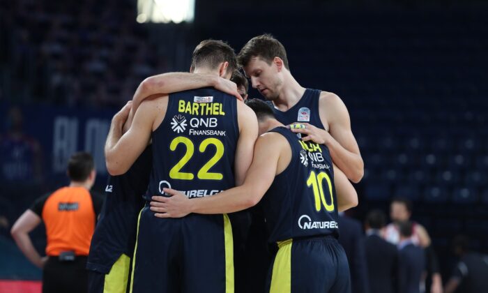 Anadolu Efes, seride 2-0 öne geçti