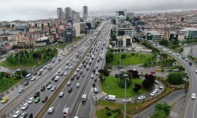 Anadolu yakasında sağanak yağış trafiğe neden oluyor