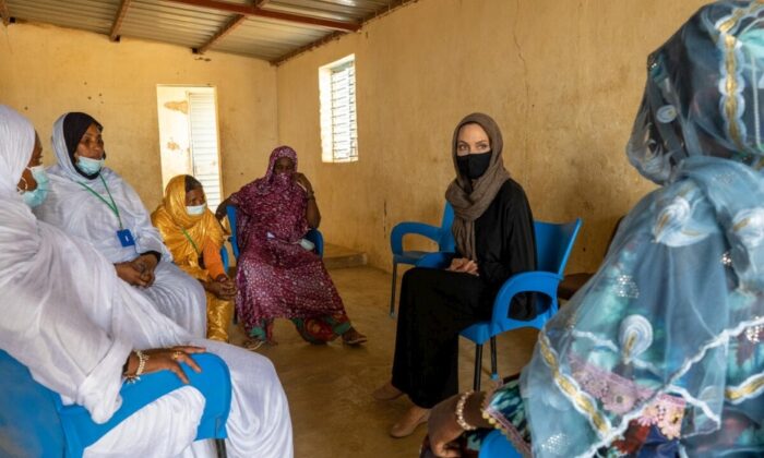 Angelina Jolie, Burkina Faso’daki bir mülteci kampını ziyaret etti