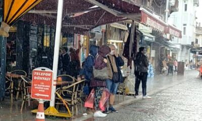 Aniden bastıran sağanak yağışa hazırlıksız yakalandılar, kaçacak yer aradılar