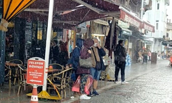 Aniden bastıran sağanak yağışa hazırlıksız yakalandılar, kaçacak yer aradılar