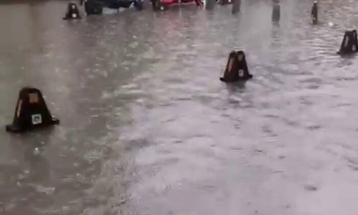 Aniden bastıran yağış, cadde ve sokakları göle çevirdi