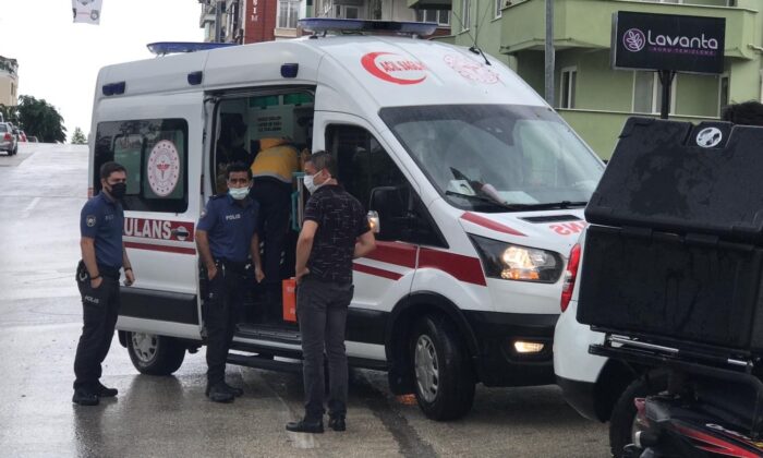 Aniden duran otomobile motosiklet arkadan çarptı: 1 yaralı