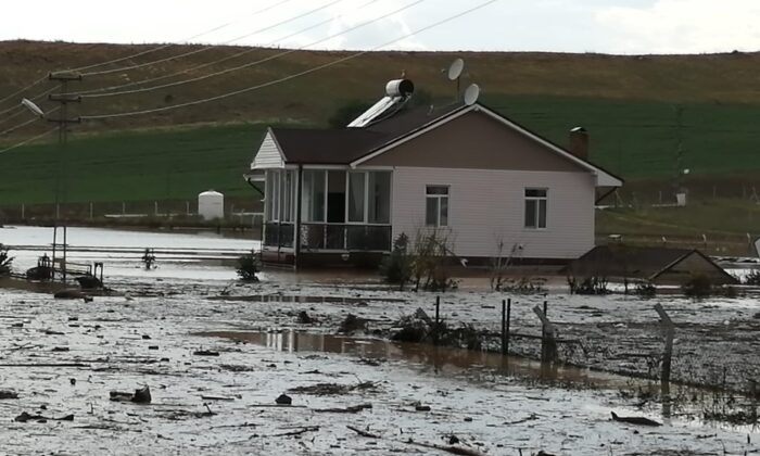 Ankara’da art arda gelen sağanak, yolları tahrip etti