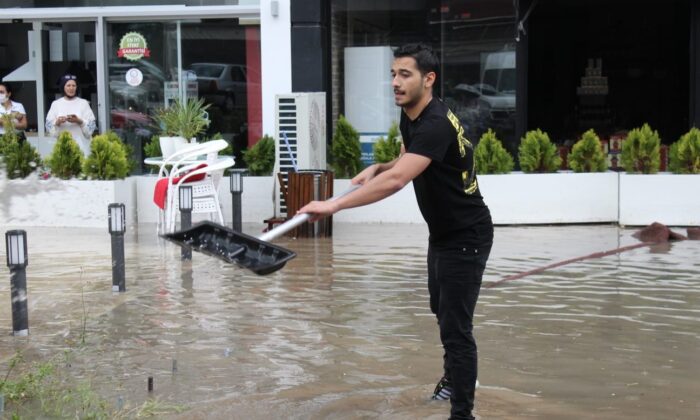 Ankara’da etkisini gösteren sağanak, iş yerlerinin kullanılamaz hale gelmesine neden oldu