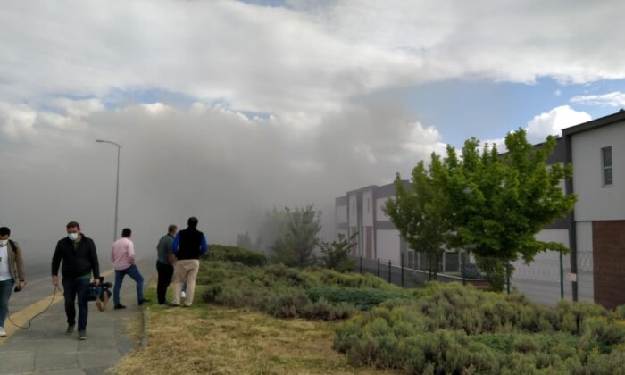 Ankara’da iş merkezinde çıkan yangında dumandan etkilenen 7 kişi hastaneye kaldırıldı