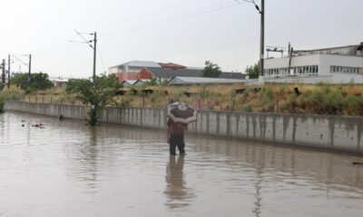 Ankara’da sağanağın ardından gelen sel sokakları kapattı