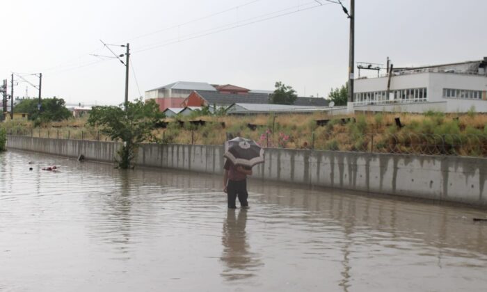 Ankara’da sağanağın ardından gelen sel sokakları kapattı