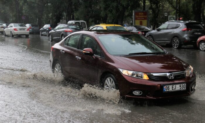 Ankara’da sağanak sonrası evleri su bastı