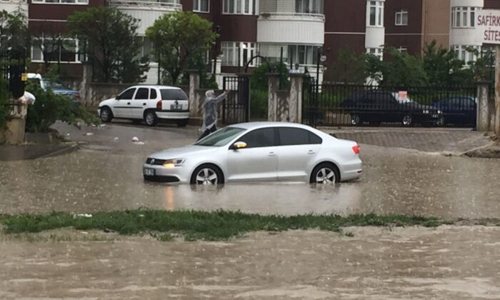 Ankara’da yağmur yağışı sonrası yollar havuza döndü