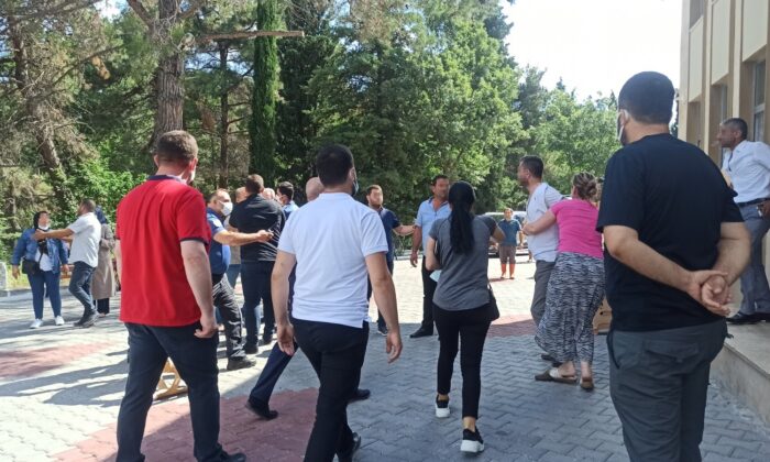 Annelerinin defni konusunda anlaşamayan kardeşler mezarlıkta kavga etti