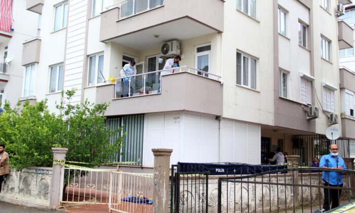 Antalya’da balkondan çırptığı halı ölüme götürdü