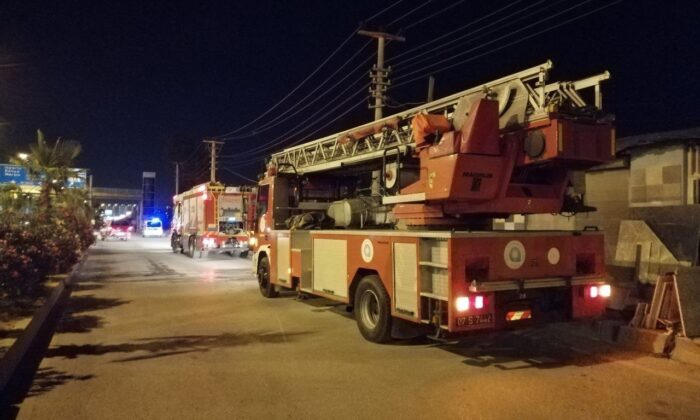 Antalya’da çatı sistemleri üreten işyerinde çıkan yangın ucuz atlatıldı