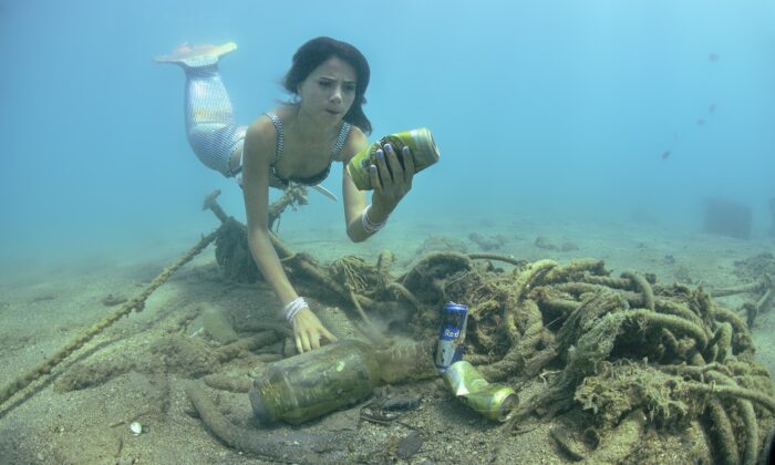 Antalya’da denizin altından çıkan çöpler, ’denizkızı’nı kızdırdı