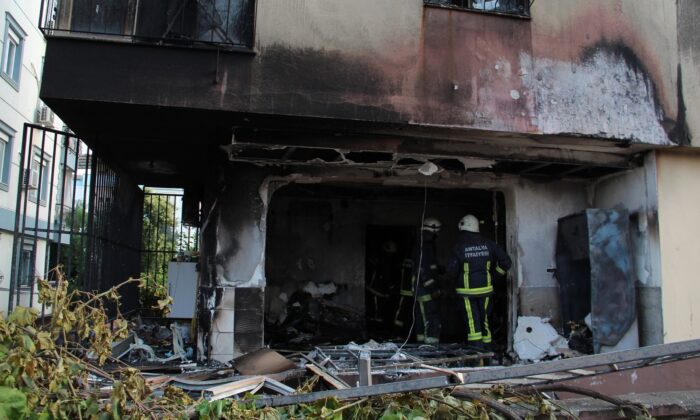 Antalya’da giriş kattaki daire alev topuna döndü: 1 yaralı