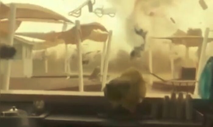 Antalya’da hortum ortalığı savaş alanına çevirdi