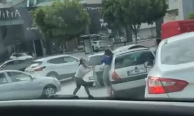 Antalya’da iki kadının, trafikteki saç başa kavgası kamerada