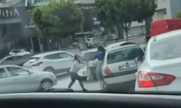 Antalya’da iki kadının, trafikteki saç başa kavgası kamerada