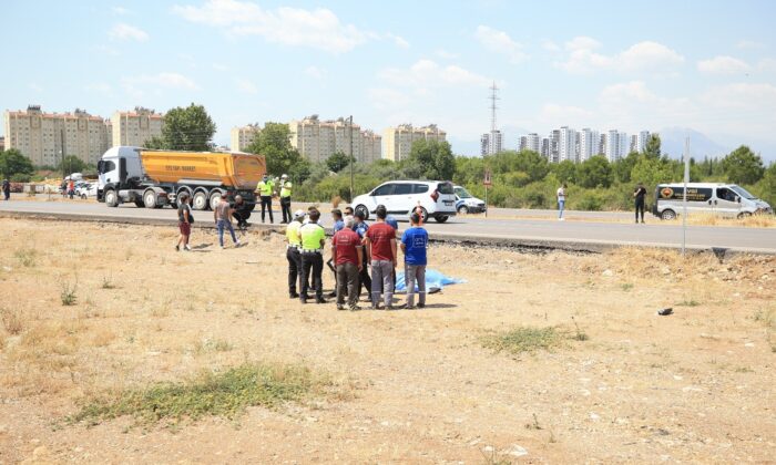 Antalya’da kamyonetle çarpışan motosiklet sürücü öldü