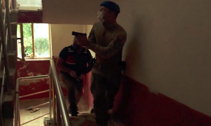 Antalya’da ’kasırga’ operasyonunda gözaltına alınan şüphelilerden 22’si adliyeye sevk edildi