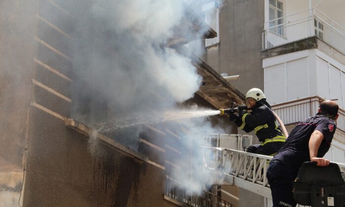 Antalya’da metruk bina bir haftada 3 kez yandı