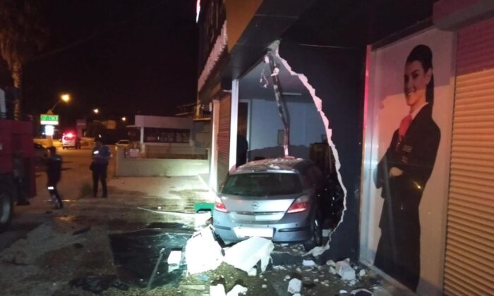 Antalya’da otomobil golf malzemesi satan iş yerine girdi