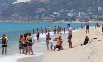 Antalya’da plajlar tıklım tıklım doldu